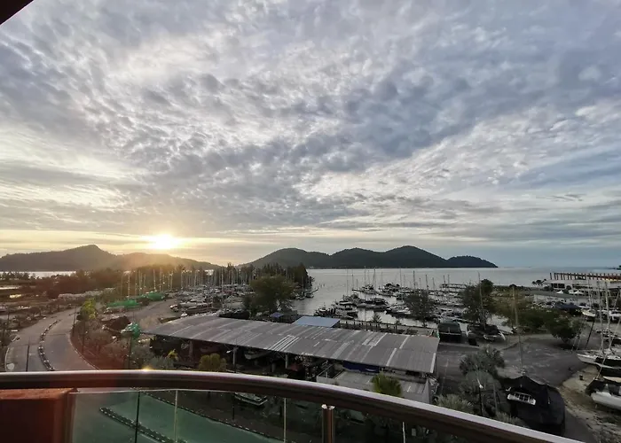 Spacious & Homey Apartment At Marina Island By Jomy Homestay