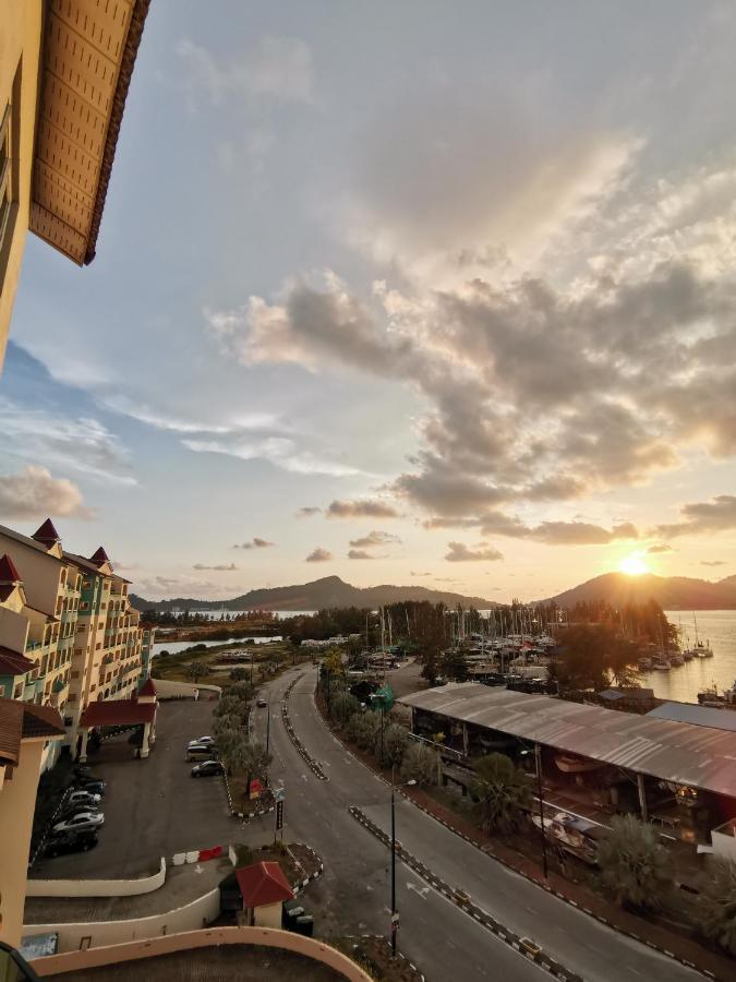 Spacious & Homey At Marina Island By Jomy Apartment *