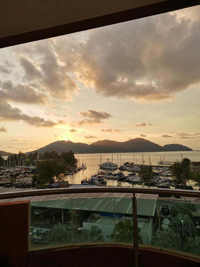 Apartment Spacious & Homey At Marina Island By Jomy
