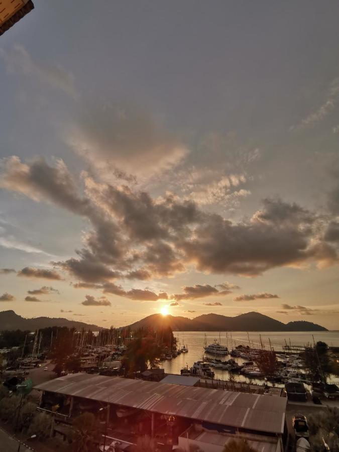 Spacious & Homey At Marina Island By Jomy Apartment