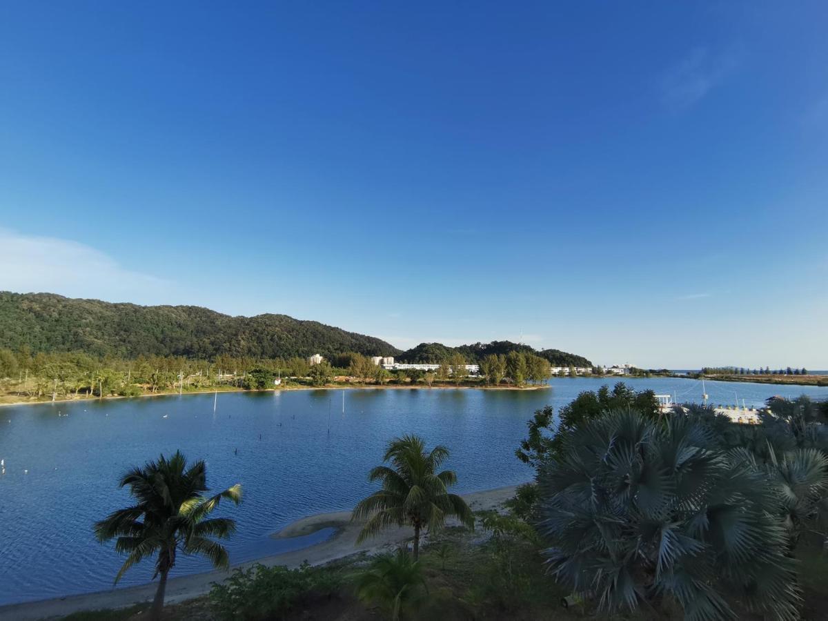 Spacious & Homey At Marina Island By Jomy Apartment *