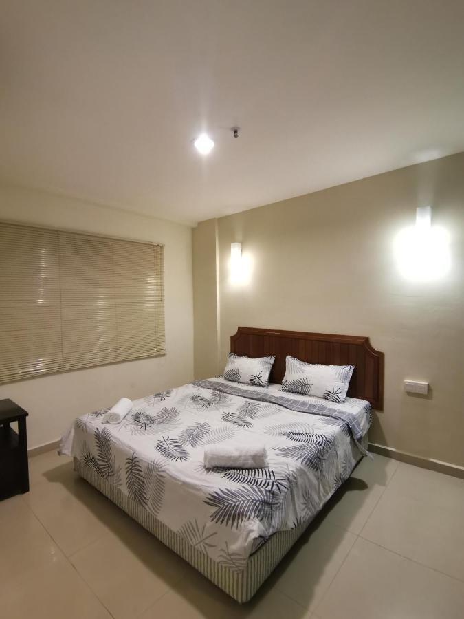 Spacious & Homey At Marina Island By Jomy Apartment