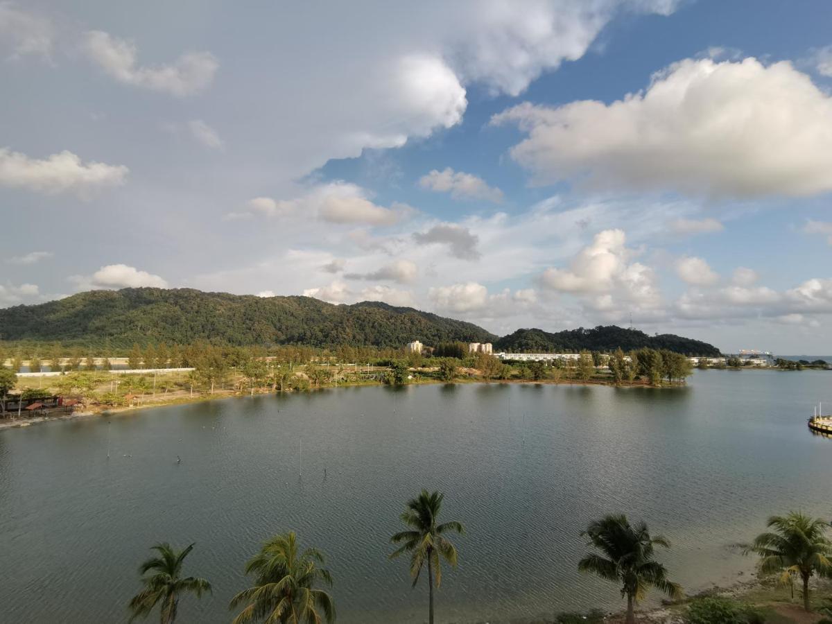 Spacious & Homey At Marina Island By Jomy